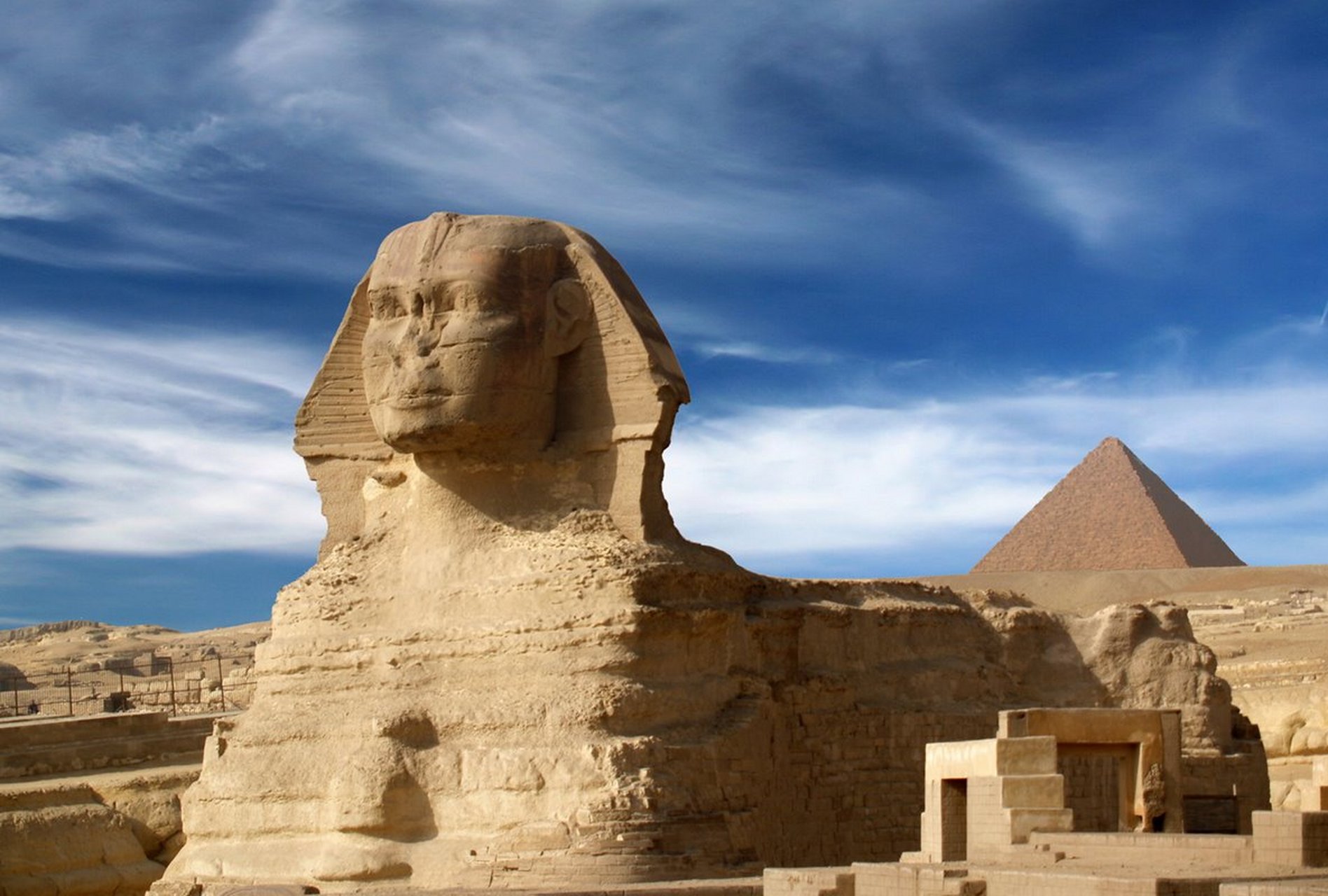 科学漫谈# 狮身人面像,也称为胡夫狮身像,是位于埃及吉萨高原的一座