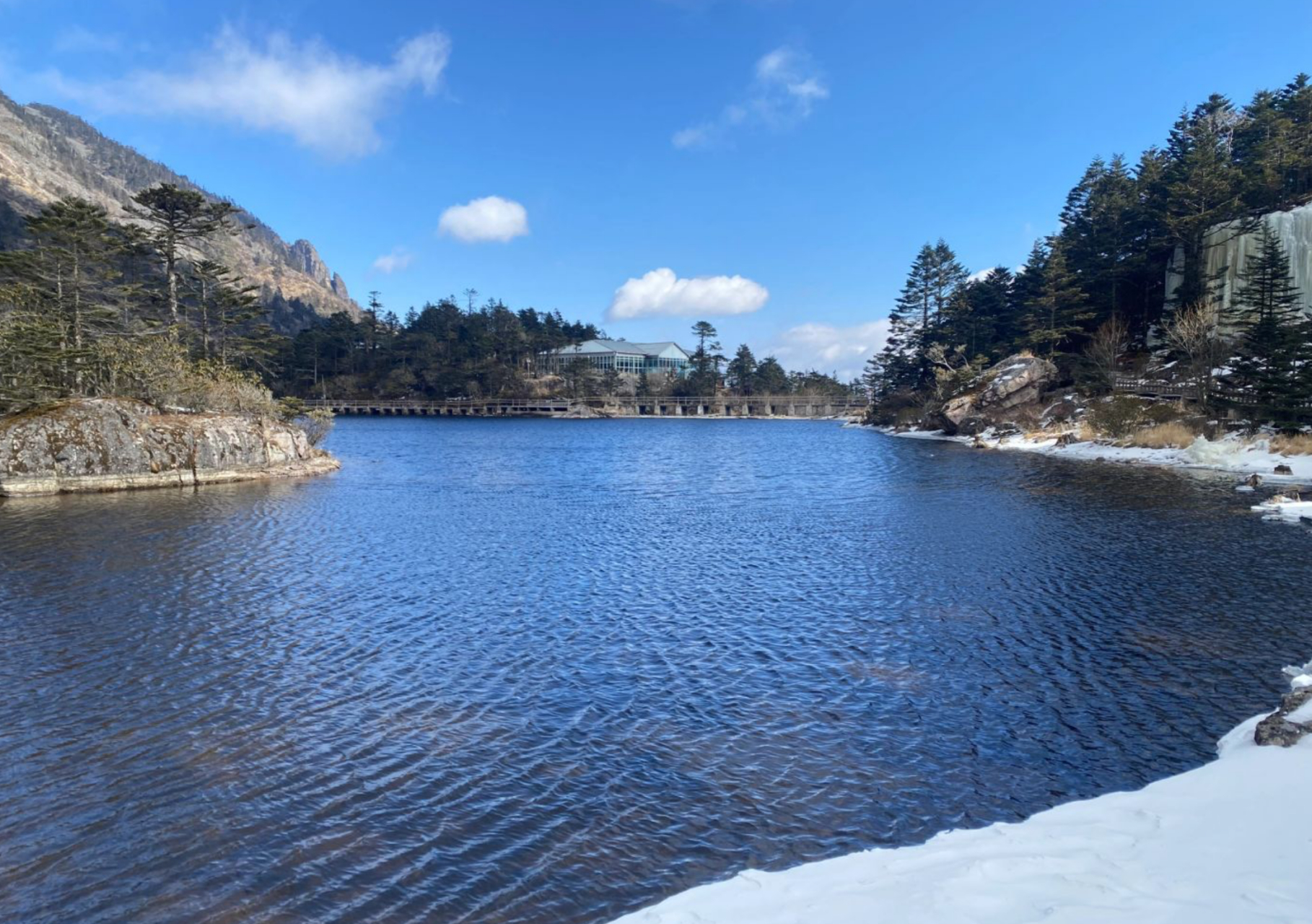 冬天的螺髻山也很美.冰雪,溪流,湖泊,森林.上到大海子确实很冷.