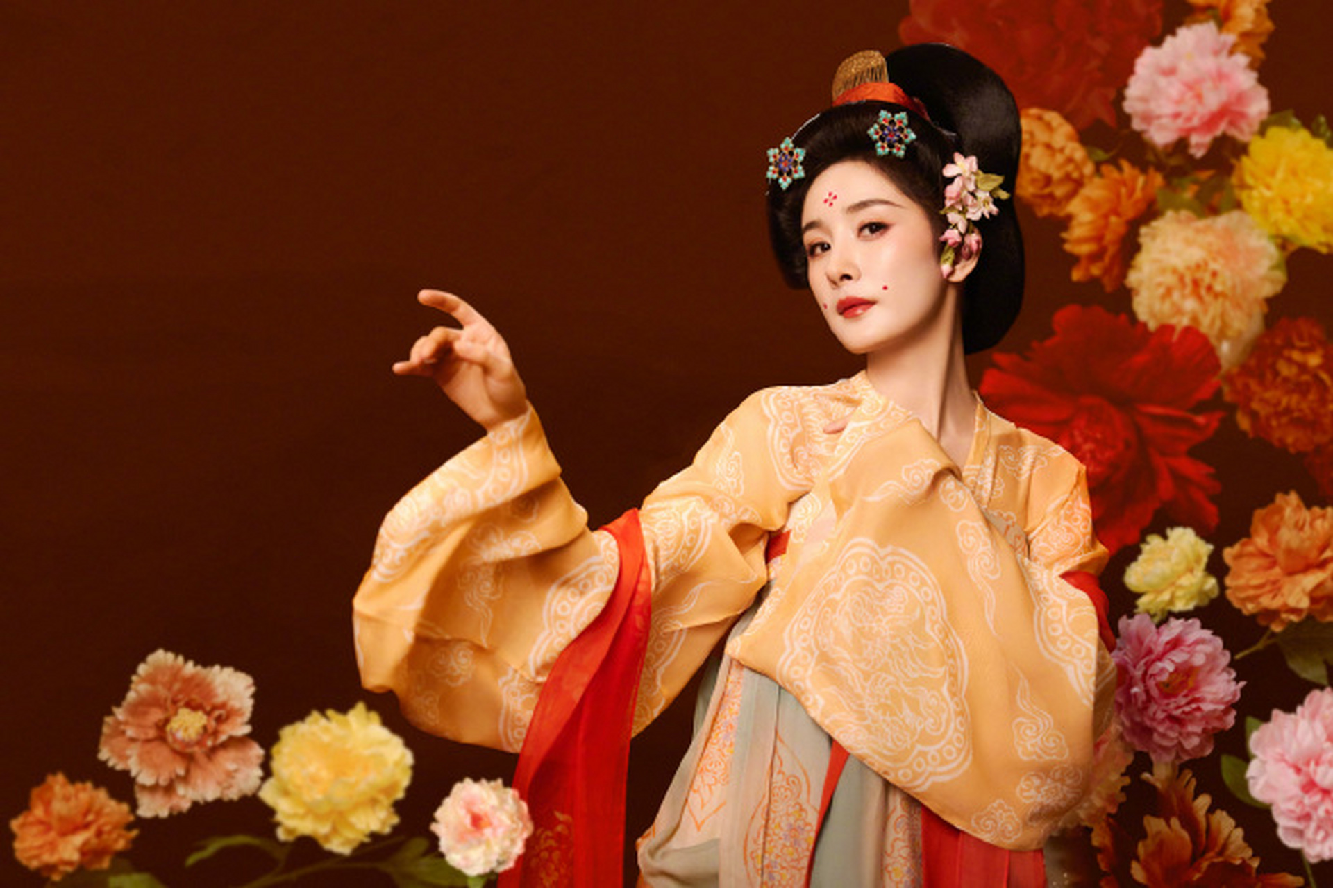 河南卫视春晚,杨幂切换唐宋明三个朝代的服装,配上古风歌曲,感觉让人