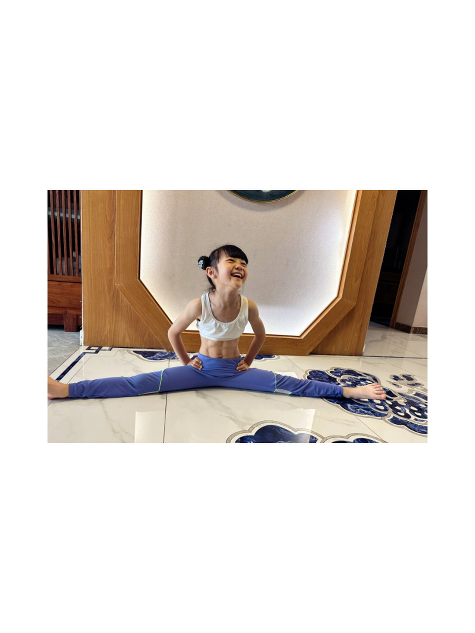 连7岁小孩都有八块腹肌  在我们眼中,7岁的小女孩通常是天真烂漫,活泼