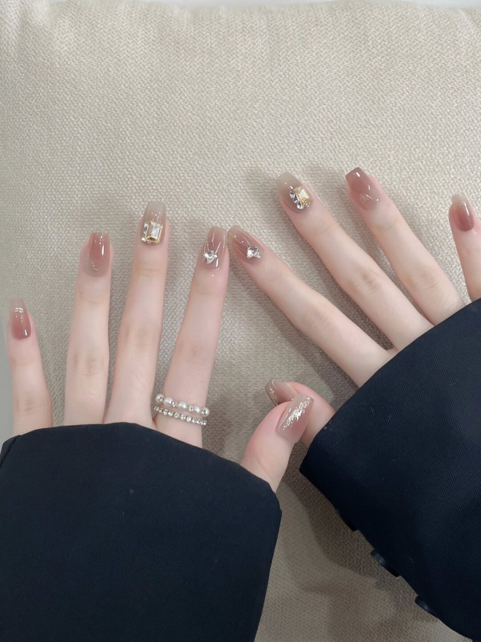 气质清冷感美甲  在繁忙的都市中,总有一些女孩,她们的气质如同初冬的