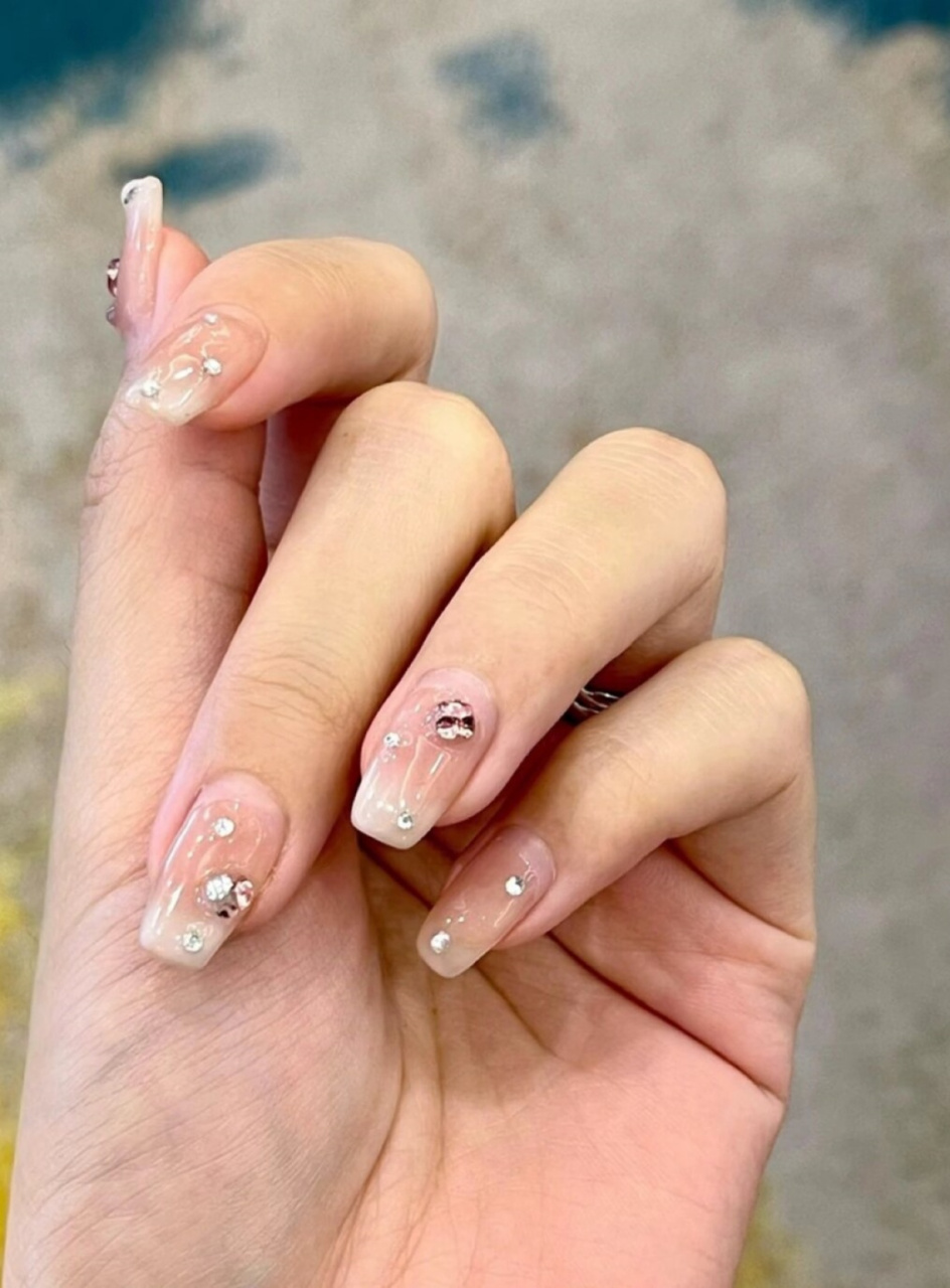 绝美温柔系优雅美甲  在这个五彩斑斓的世界里,有一种美甲艺术,它温柔