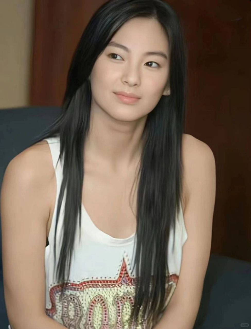 她的独特魅力和自信态度,让我对单眼皮美女有了全新的认识.