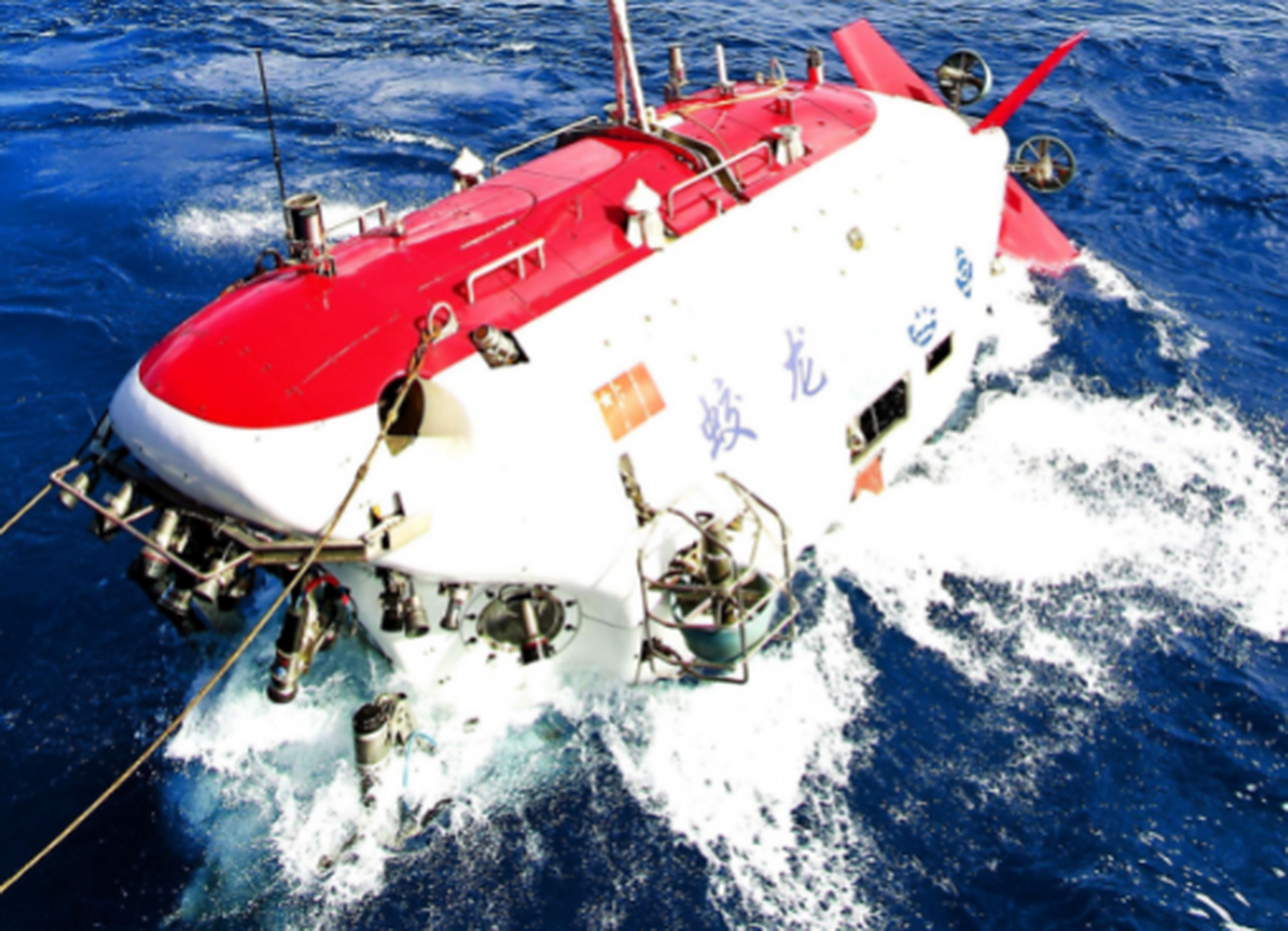 中国的蛟龙号是世界排名第二的深潜器,可以下探水下7000米的深度