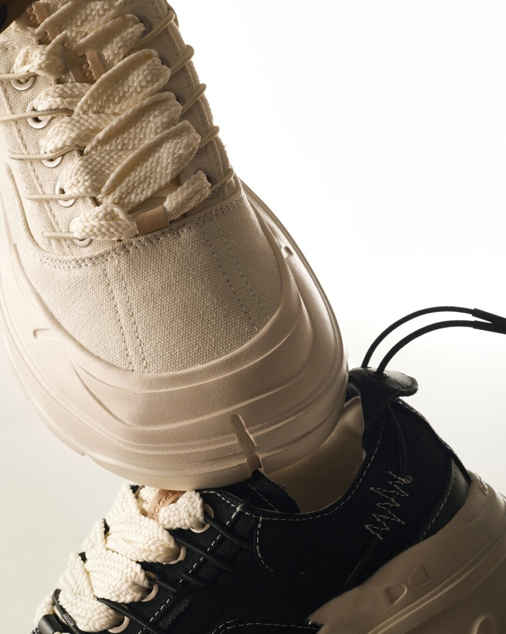 鞋类拍摄 静物图	  小尾巴帆布鞋,一双充满青春活力的鞋子!