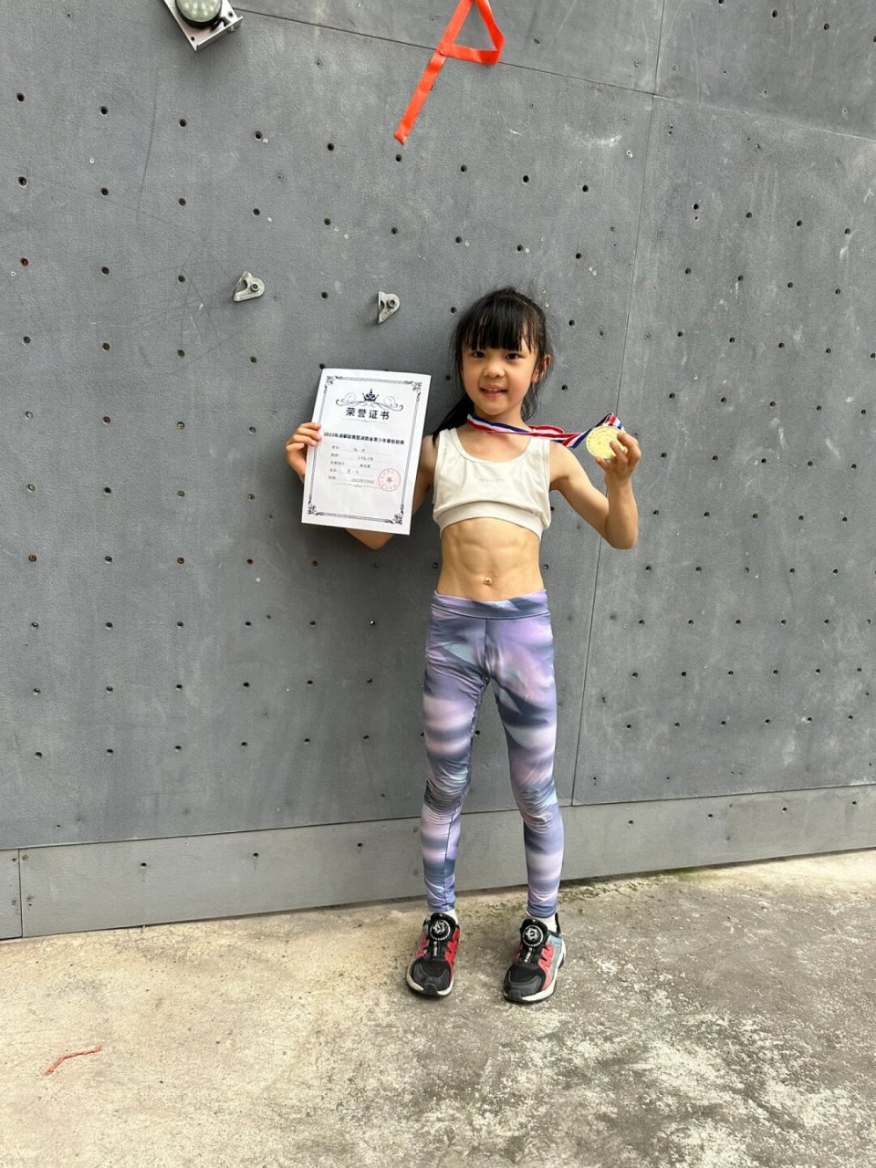 连7岁小孩都有八块腹肌  在我们眼中,7岁的小女孩通常是天真烂漫,活泼
