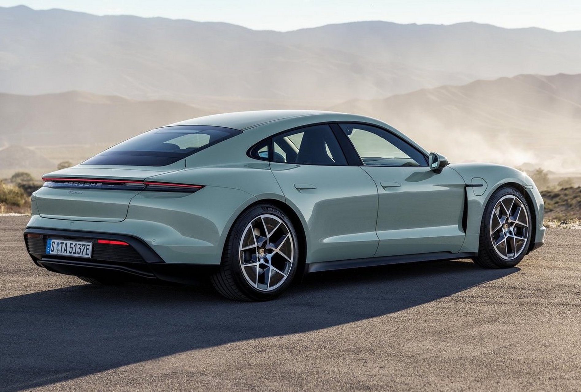 新款保时捷taycan惊艳登场!外观细节升级,底盘和动力系统更加强悍.