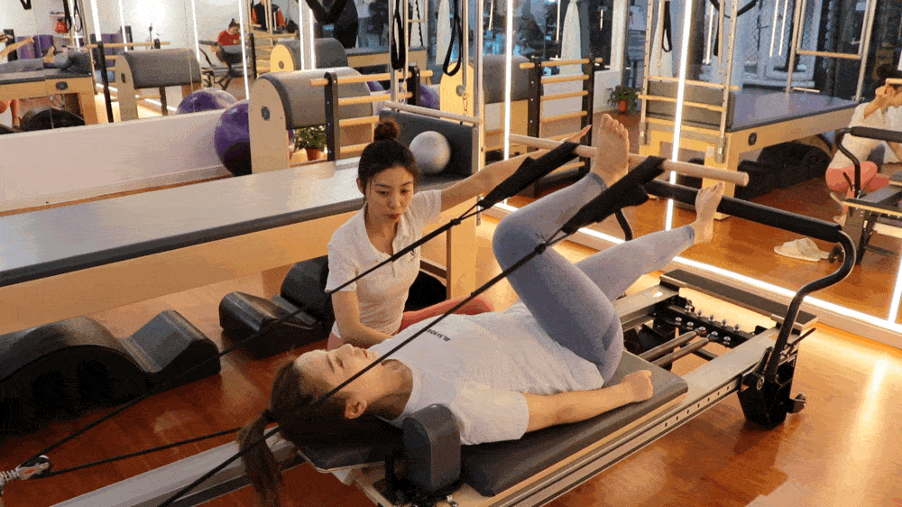 如果你想尝试普拉提,不妨去健身房或者找专业的普拉提教练指导.