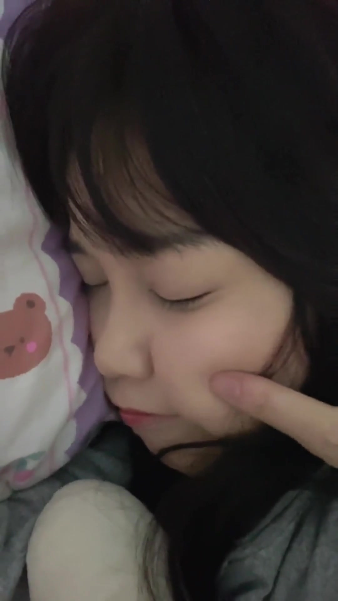 女孩子赖床,男朋友温柔叫起床