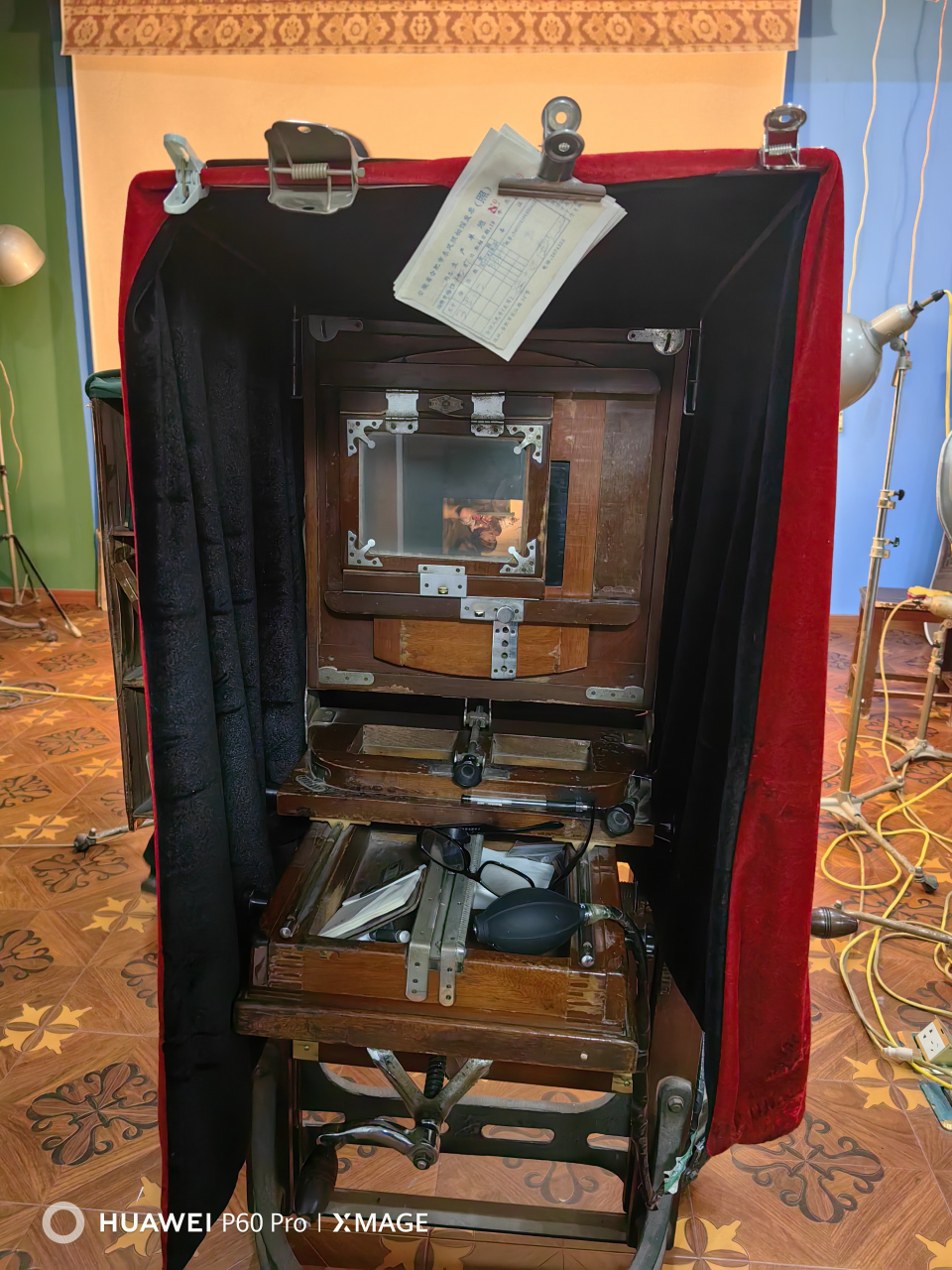 东风照相馆是合肥市仅存的一家可以拍黑白照的老照相馆了,据说它的