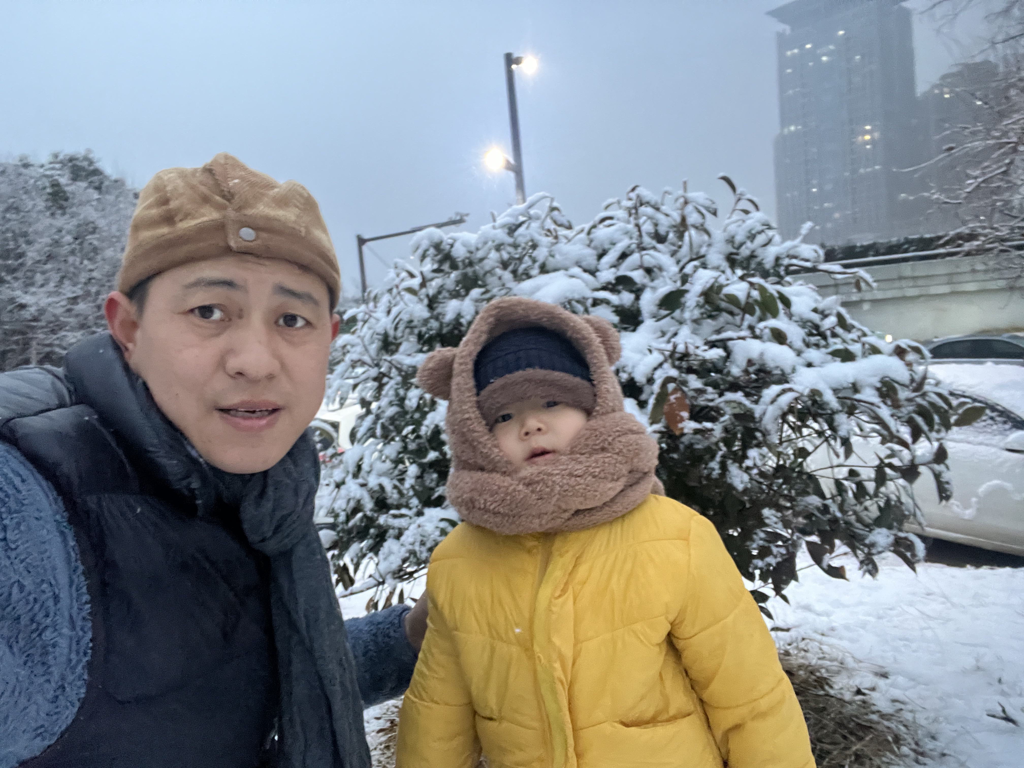 这大雪的天  这是他第一次玩去虽然有点儿冷