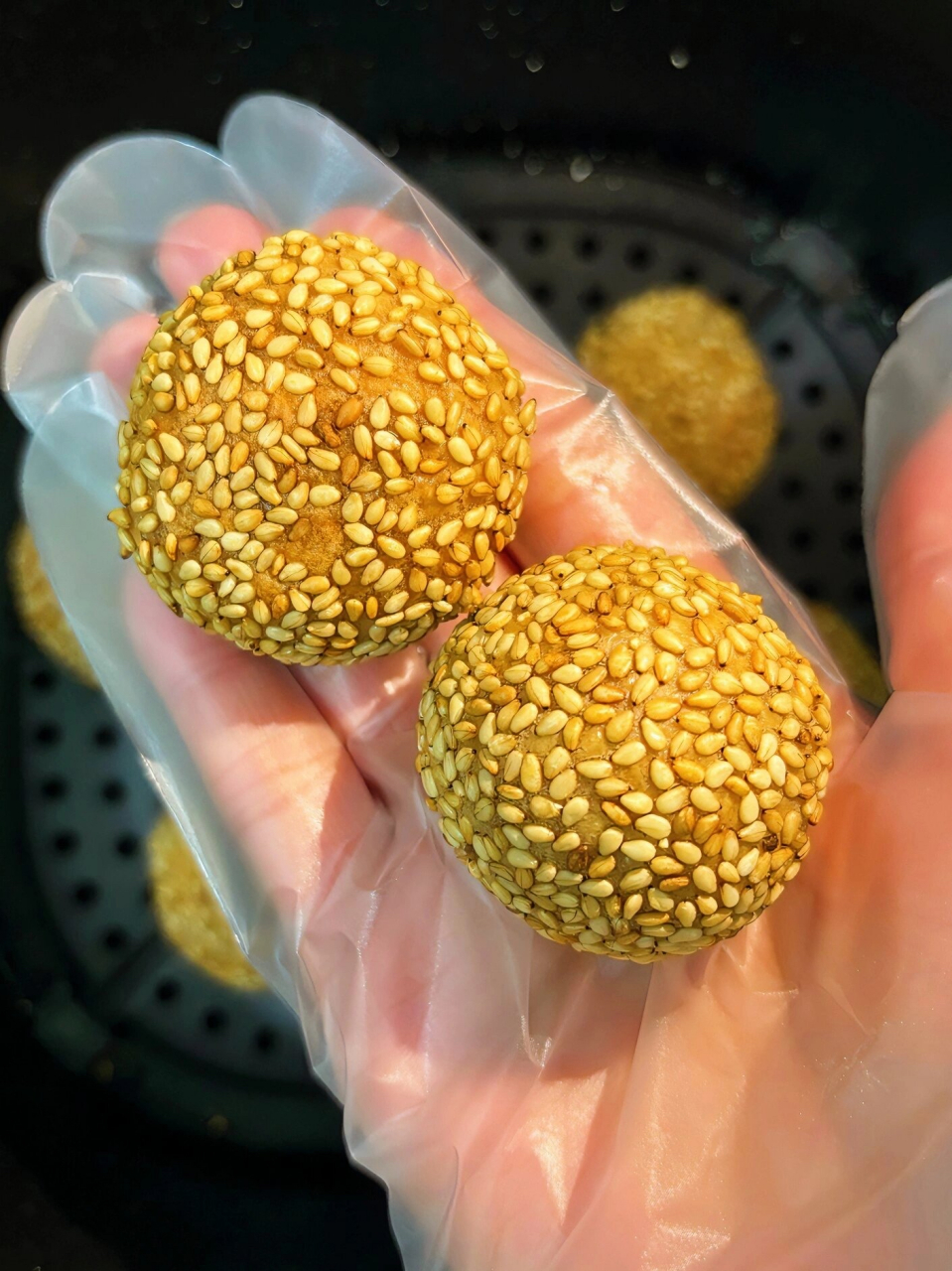 有空气炸锅的快来做这个7515红枣糯米芝麻球,外脆里糯,枣香浓郁