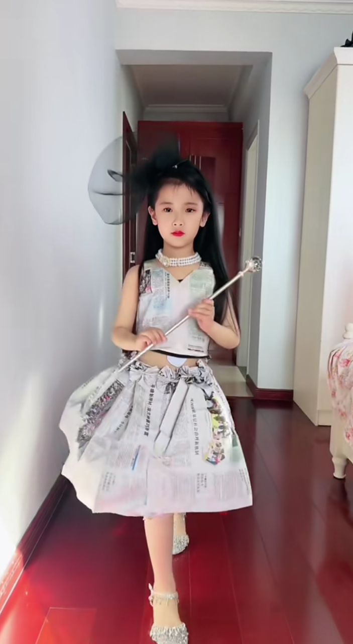 这妈妈给女儿用报纸做的环保时装,能去参加比赛吗?