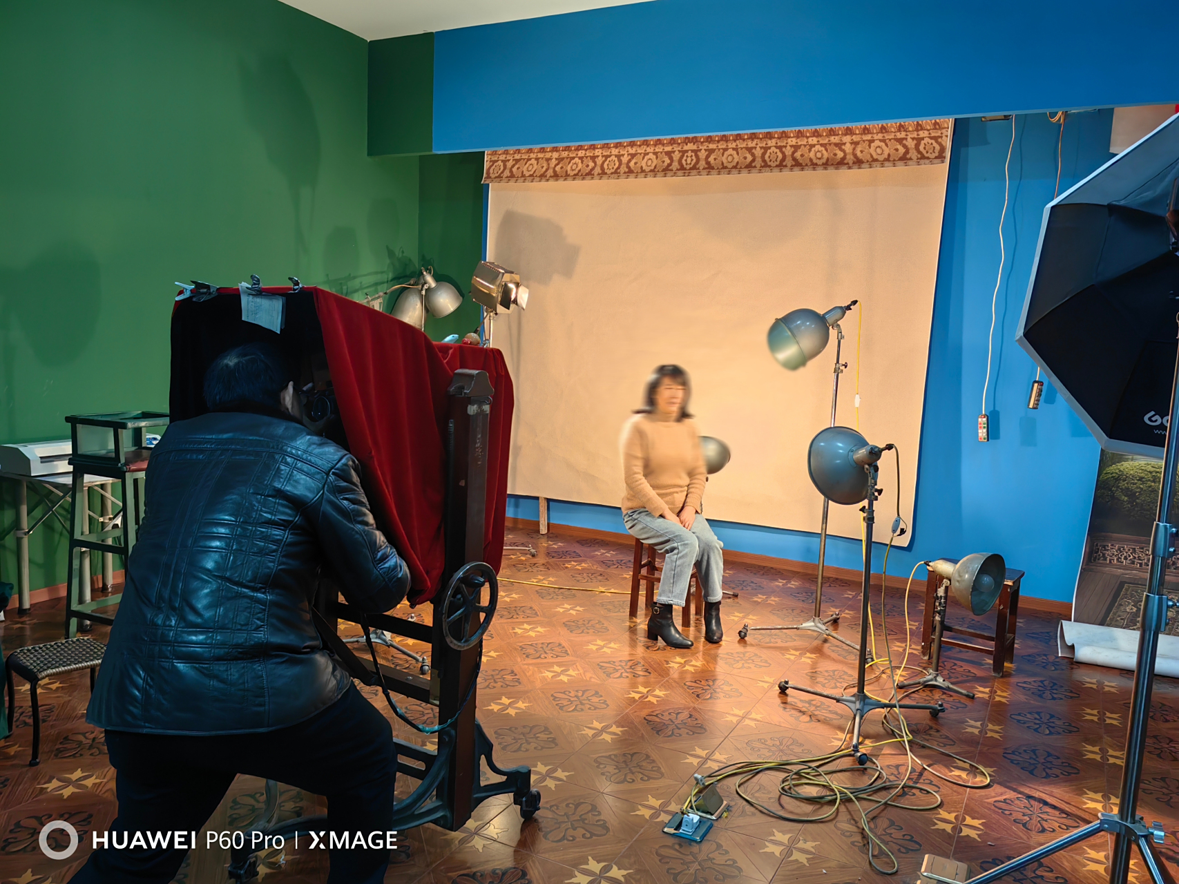 东风照相馆是合肥市仅存的一家可以拍黑白照的老照相馆了,据说它的