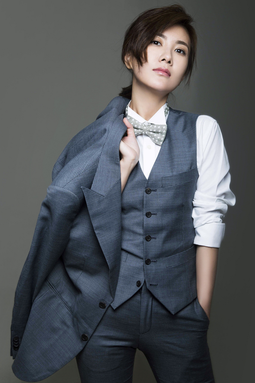 边潇潇穿着西装显得干练洒脱