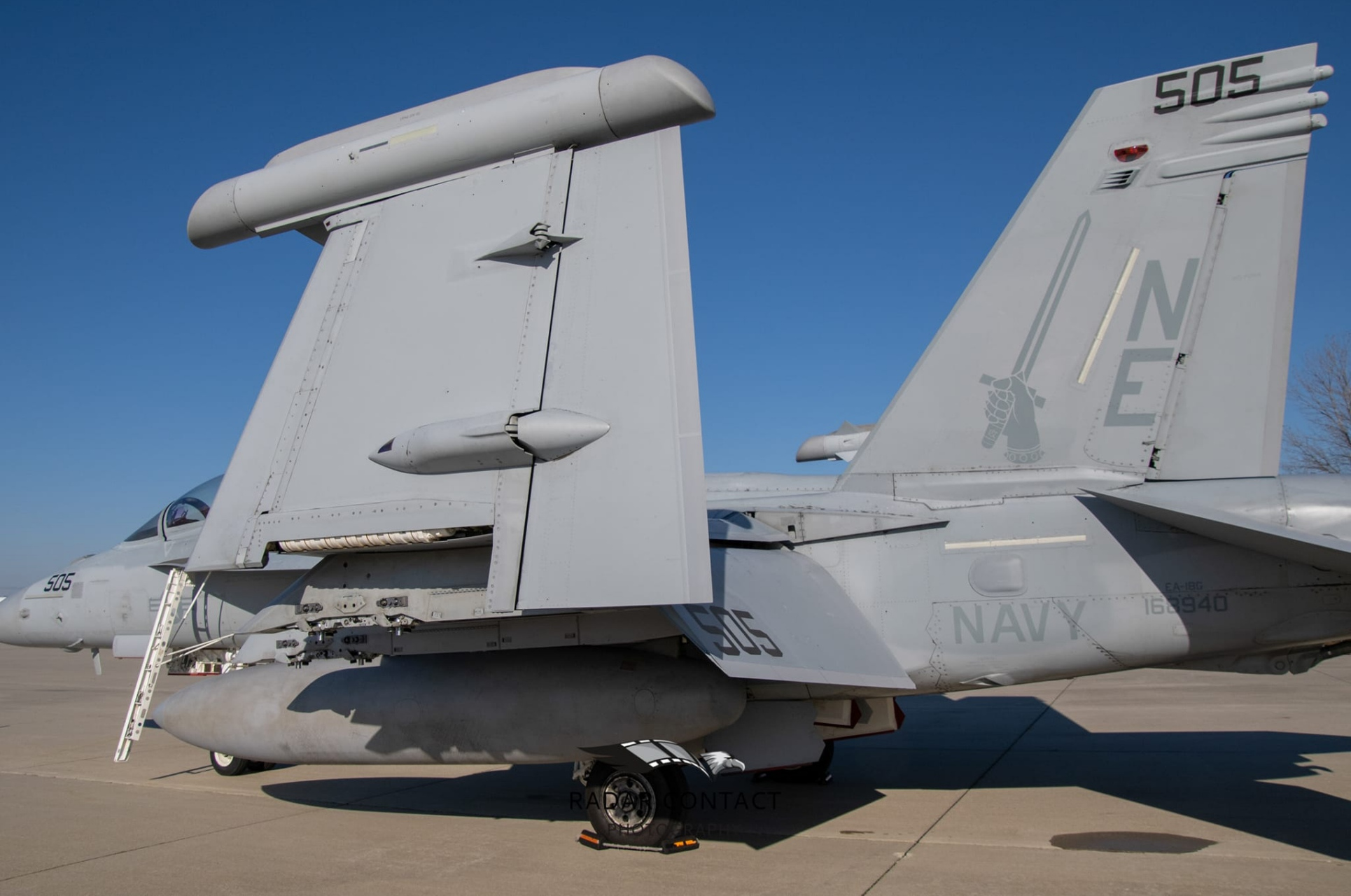 战机欣赏:部署在惠德比岛的ea-18g电子战飞机,该机是超级大黄蜂战斗机