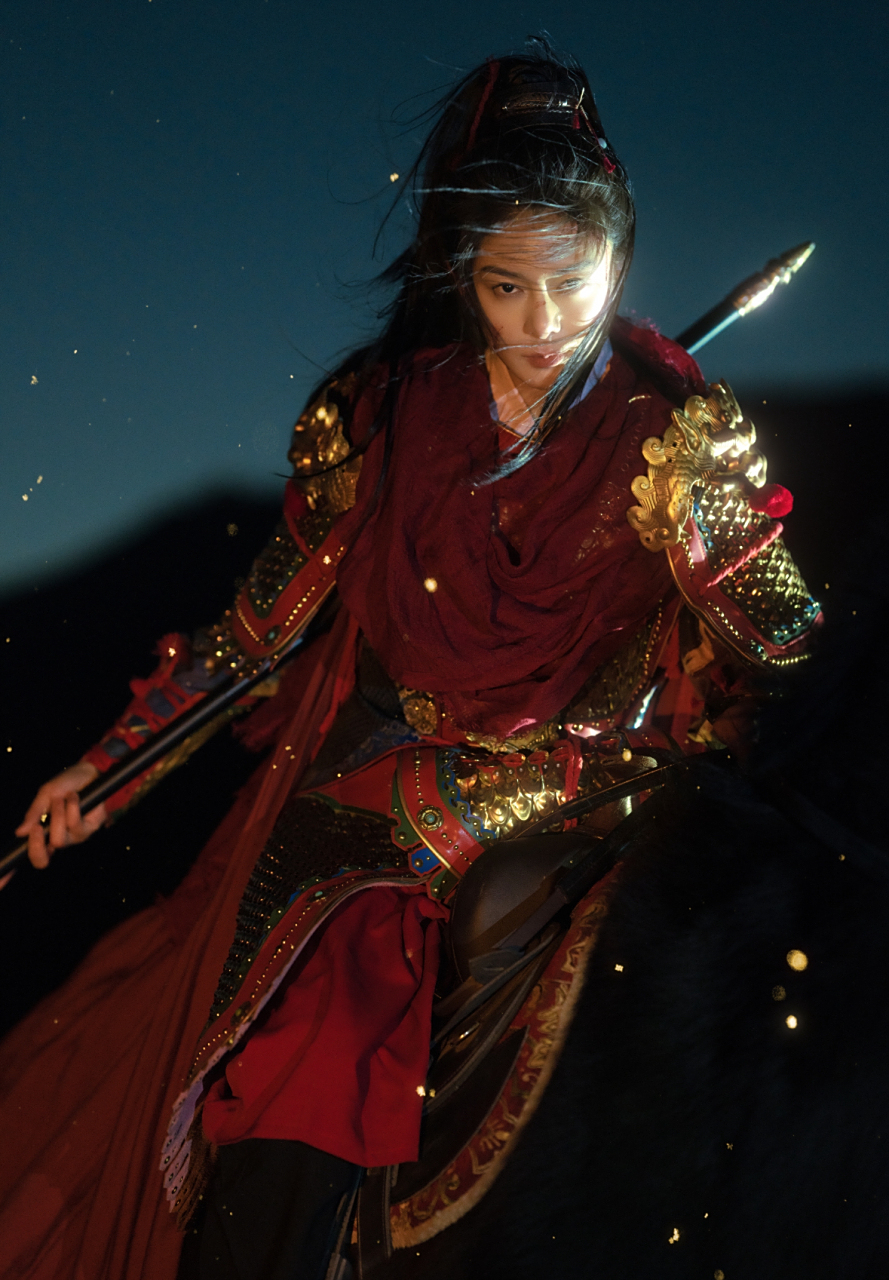 英气的脸就是要试试戎装,傅菁女将军造型帅翻了!