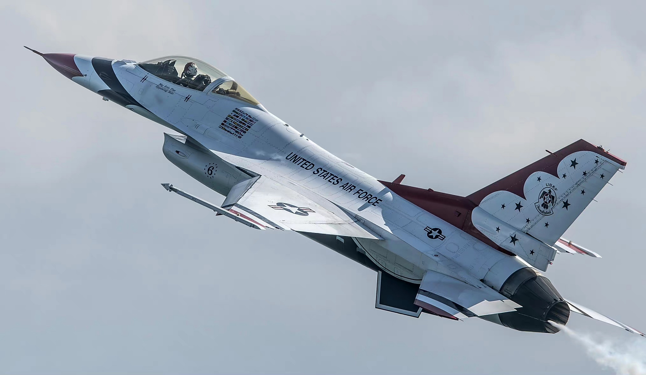 战机欣赏:摄影师david lister镜头下的f-16"战隼"战斗机,该机是美国