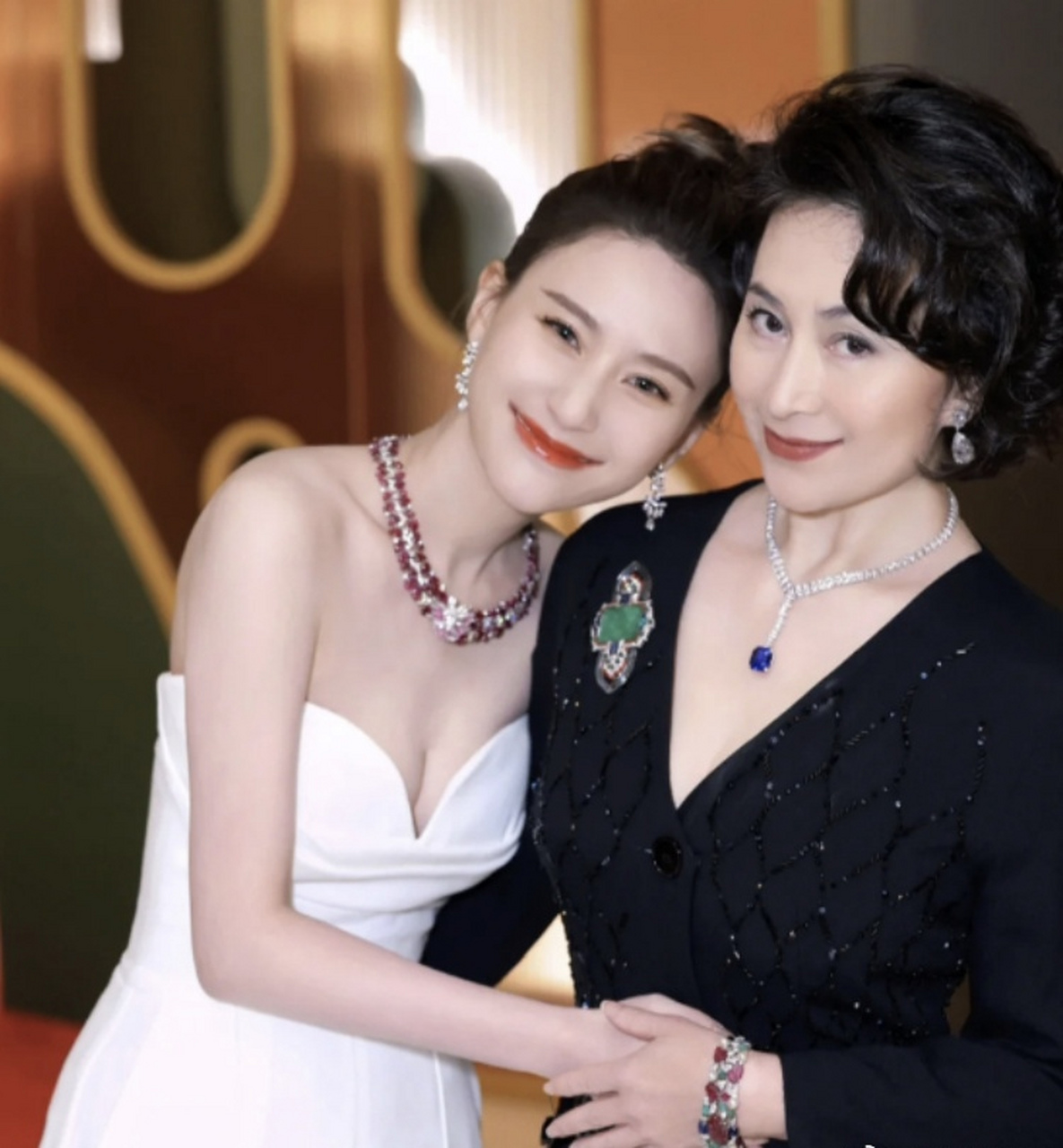 何超琼和何超莲姐妹俩出身一样,长得也很像,但两人的人生命运完全不一