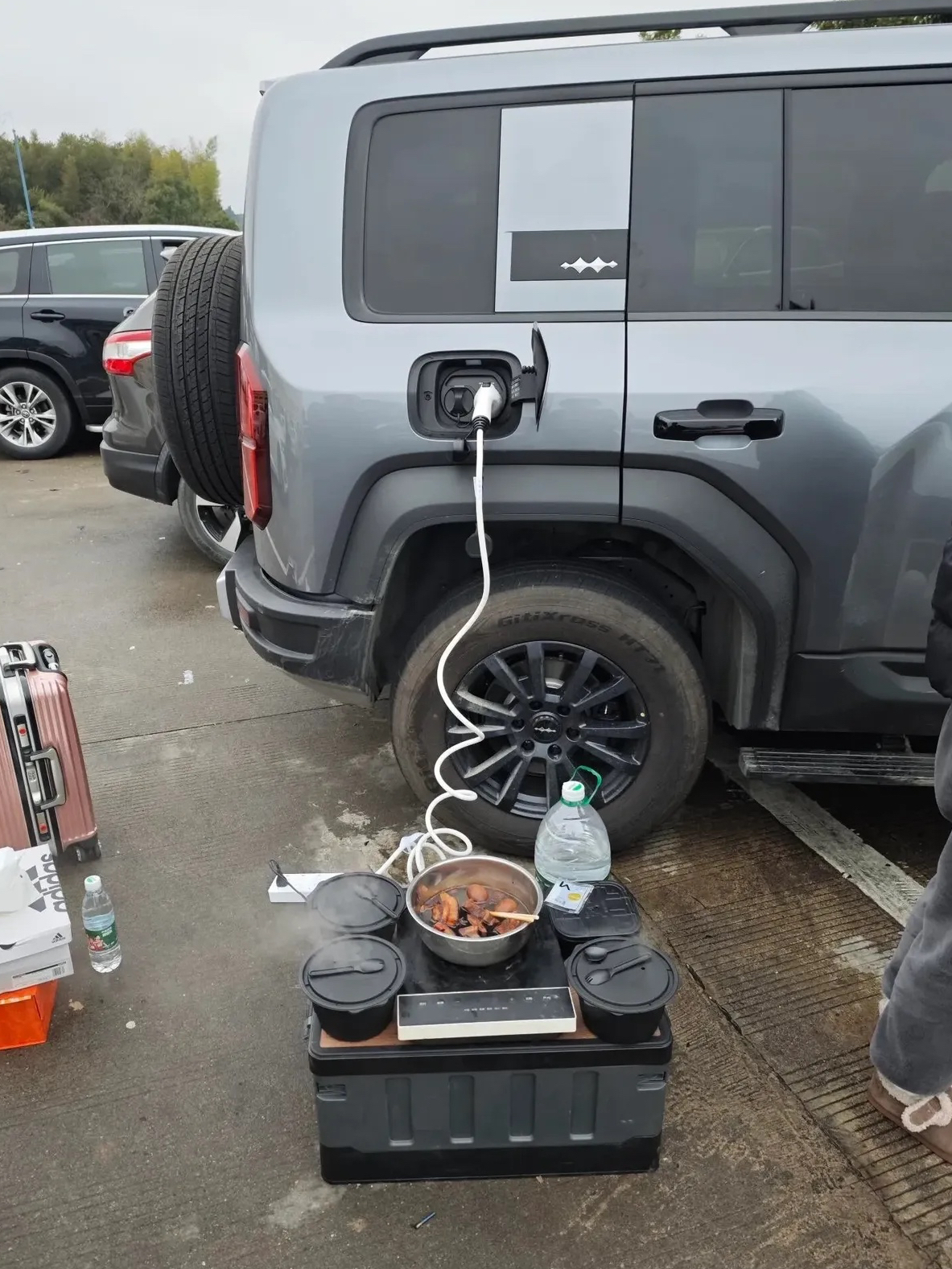 堵高速咱不怕,有电车可以做饭菜,烧热水