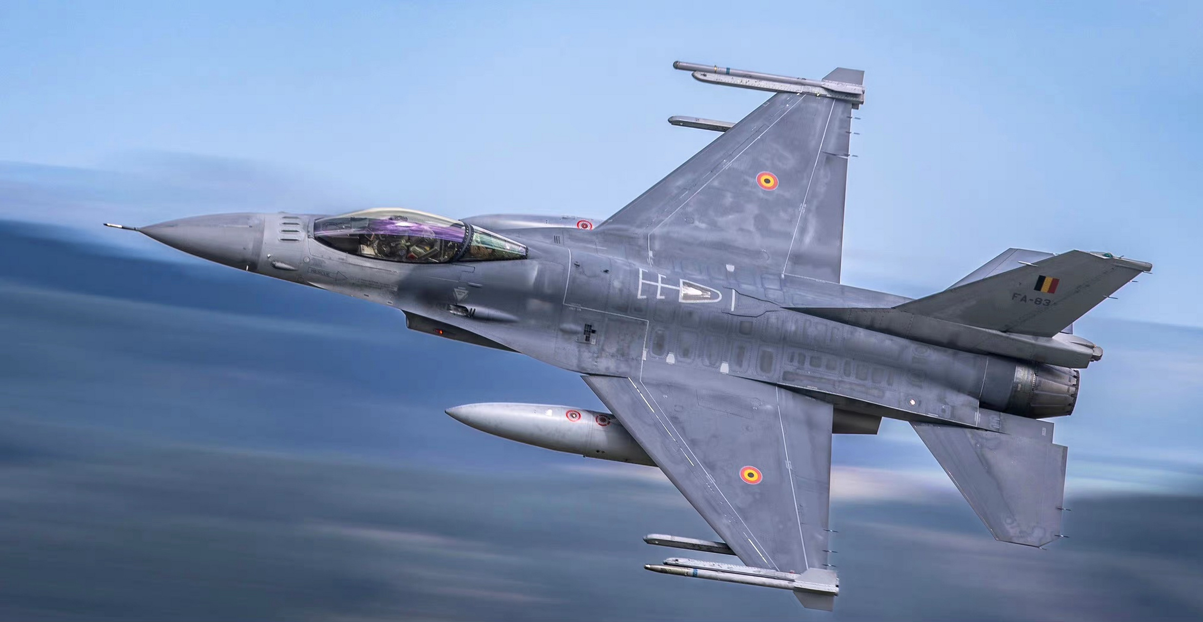 战机欣赏:摄影师david lister镜头下的f-16"战隼"战斗机,该机是美国