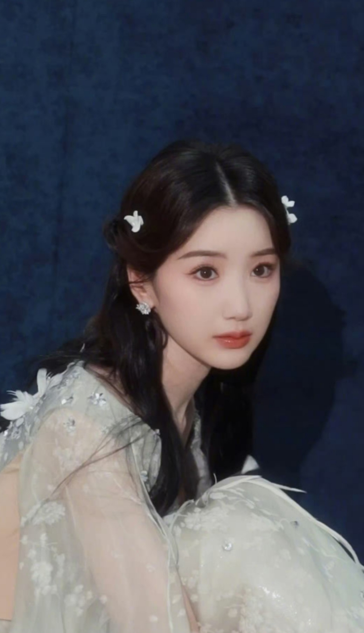 看她的靓照,鼻子还是娇俏圆润的鼻头