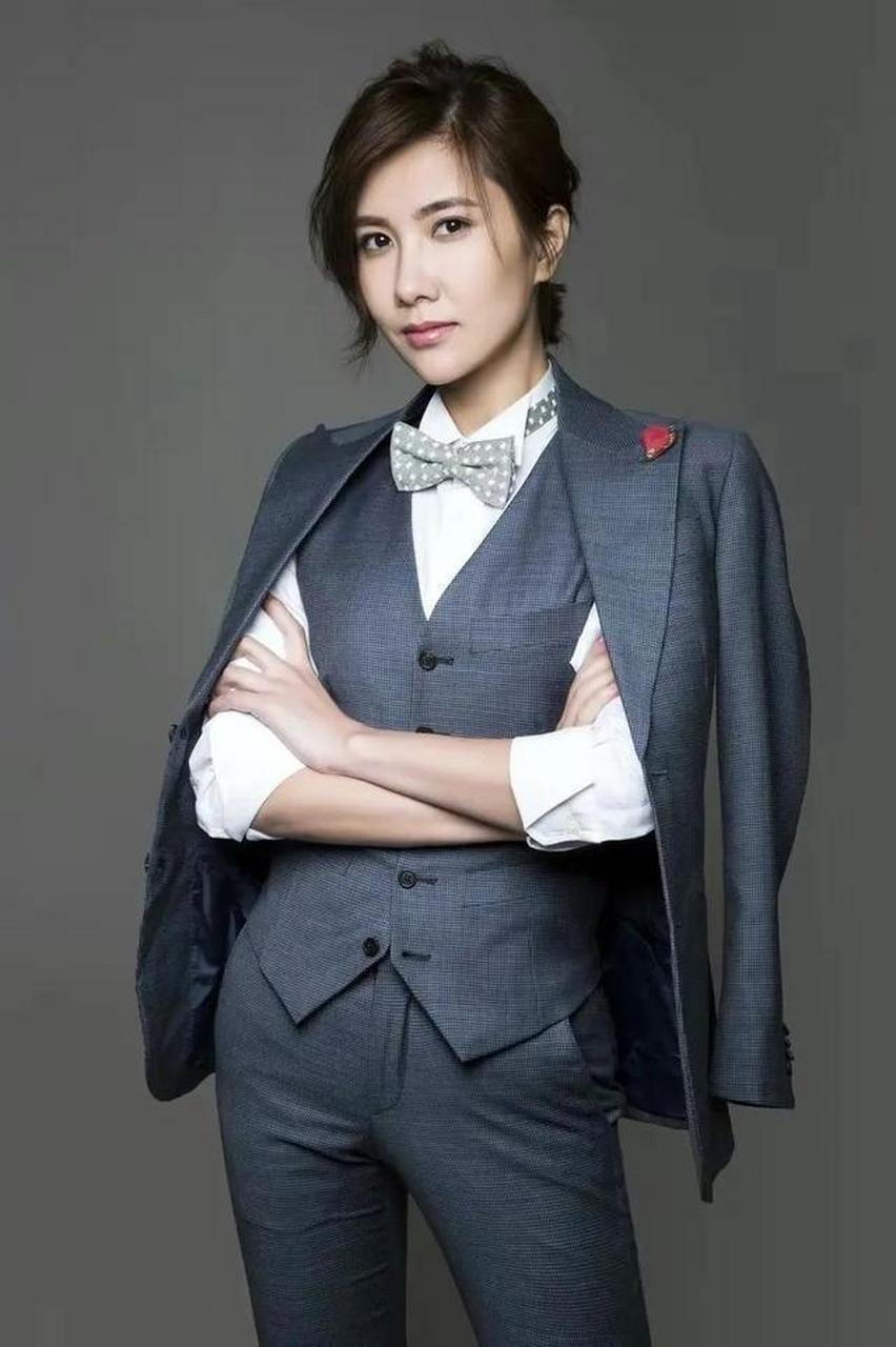 边潇潇穿着西装显得干练洒脱