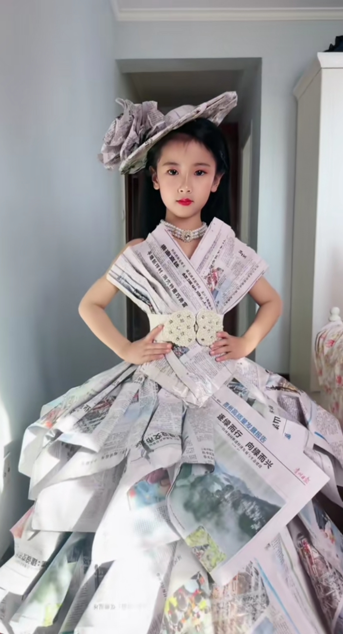 这妈妈给女儿用报纸做的环保时装,能去参加比赛吗?