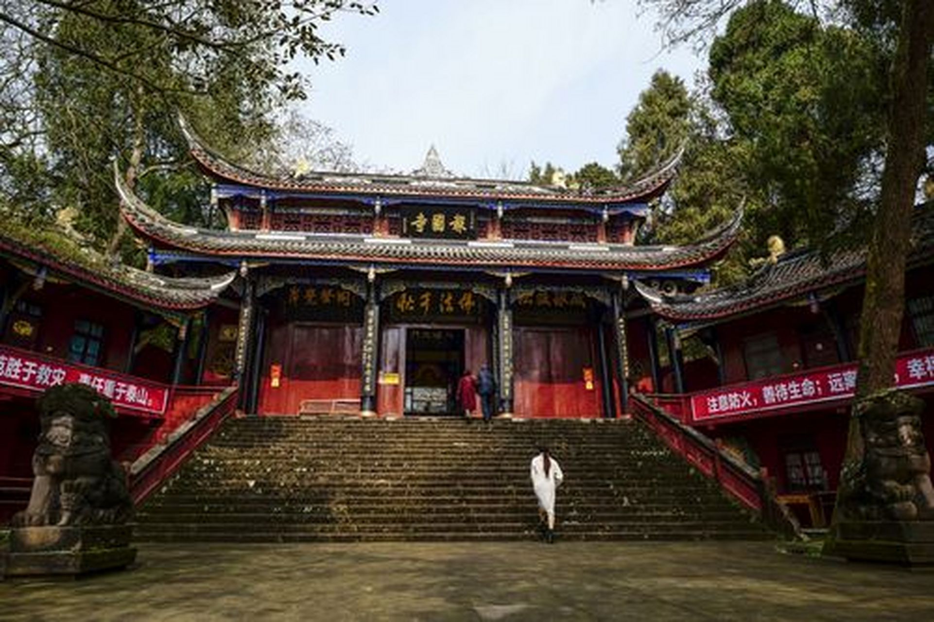 乐至报国寺是一座历史悠久,文化丰富的寺庙,位于县城东北18千米的龙门