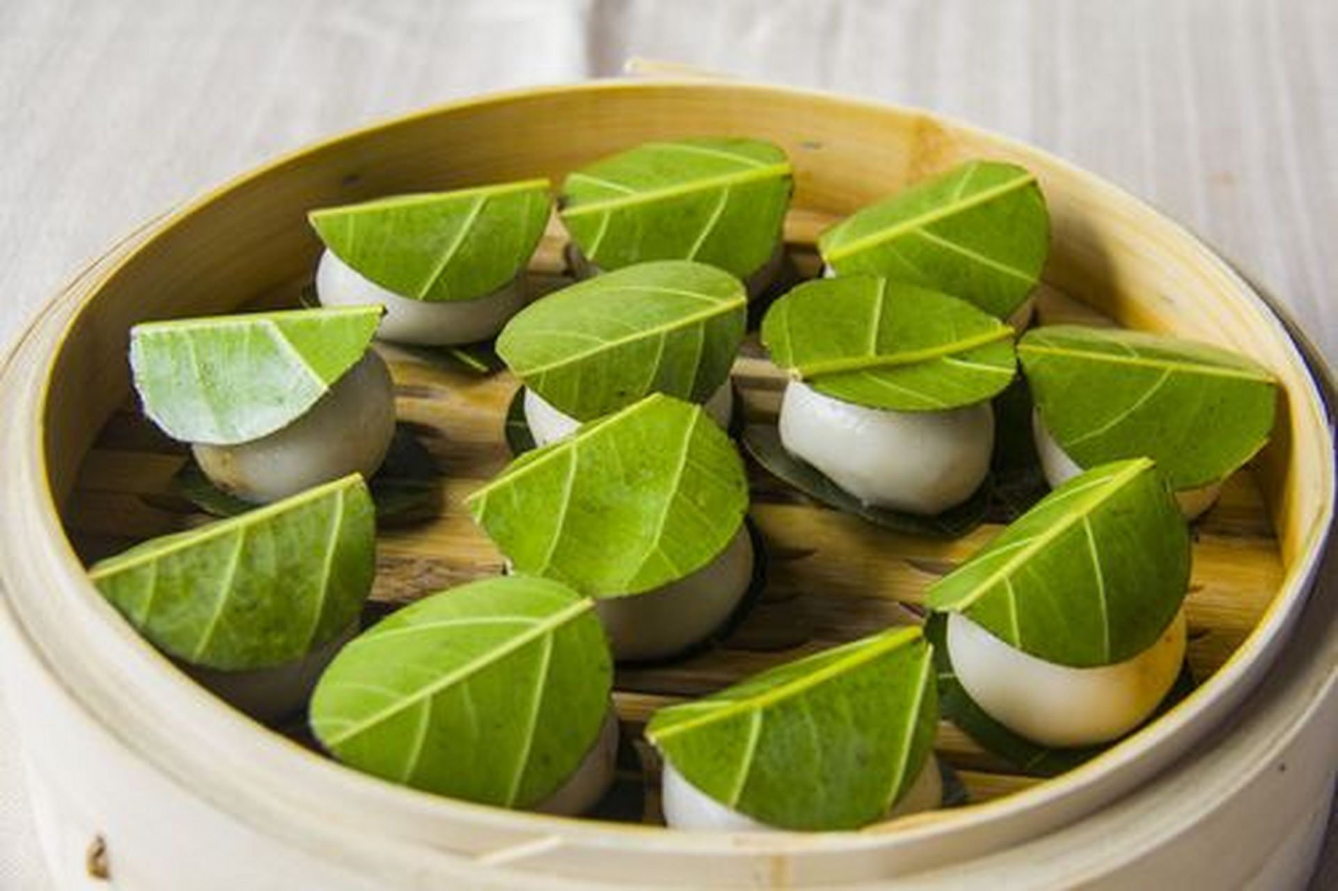 湛江的木叶夹是一道独特的风景线,它不仅是美食,更是文化的象征.