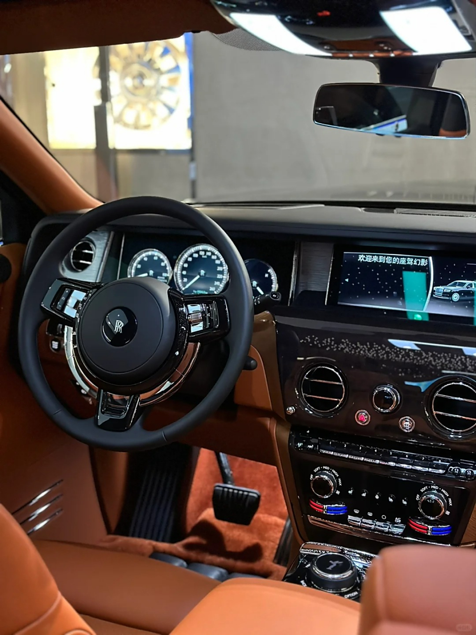 当你置身于劳斯莱斯那璀璨夺目的星空顶内饰之中,仿佛整个宇宙都在你