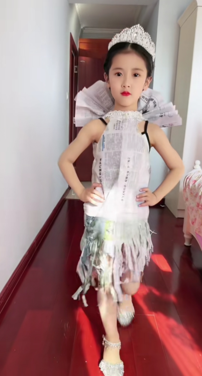 这妈妈给女儿用报纸做的环保时装,能去参加比赛吗?