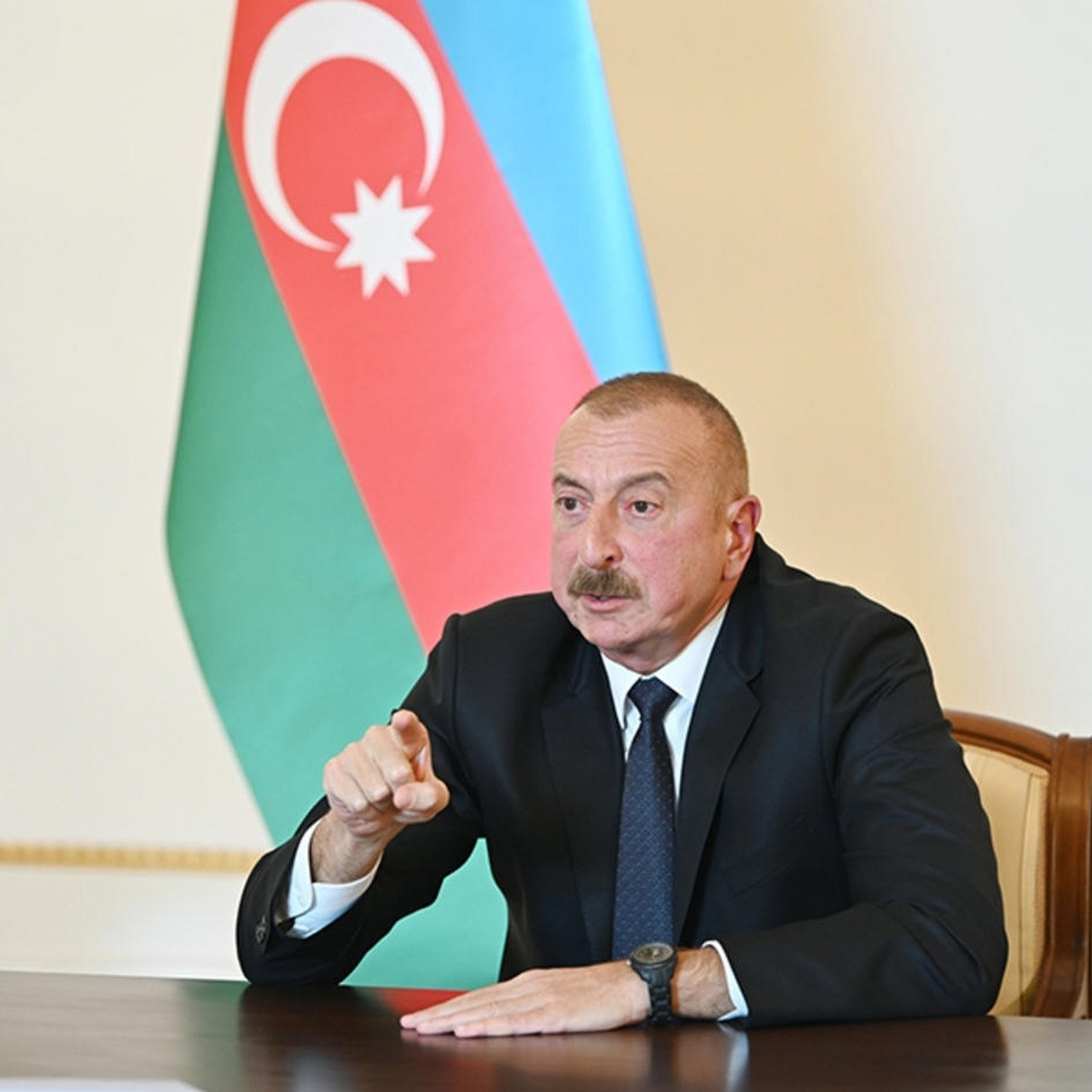 2月8日,阿塞拜疆现任总统阿利耶夫,获得92%的选票,排名第二的候选人