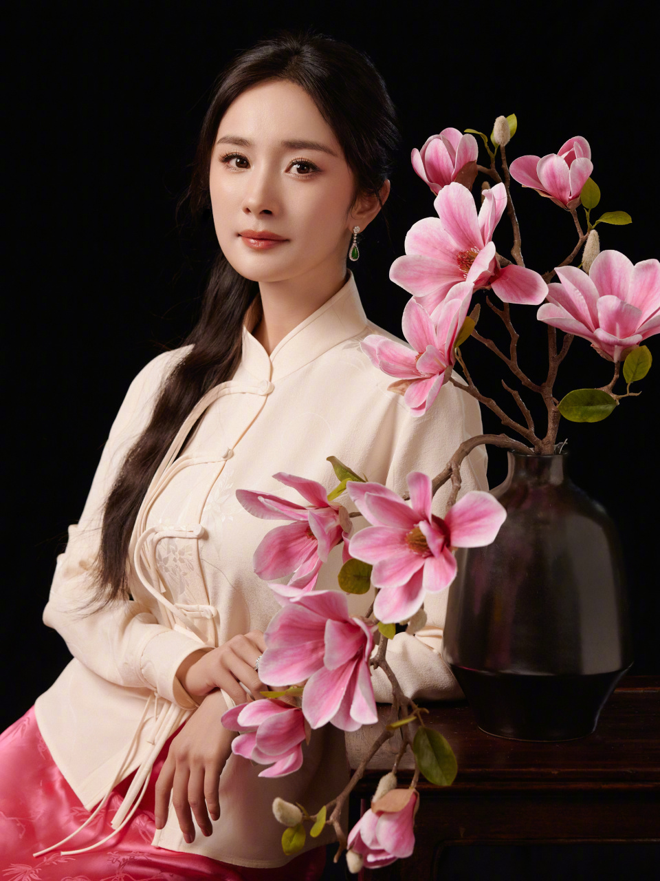 杨幂一身新中式国风白色外套搭配玫粉色半身裙的穿搭,高贵典雅,熠熠