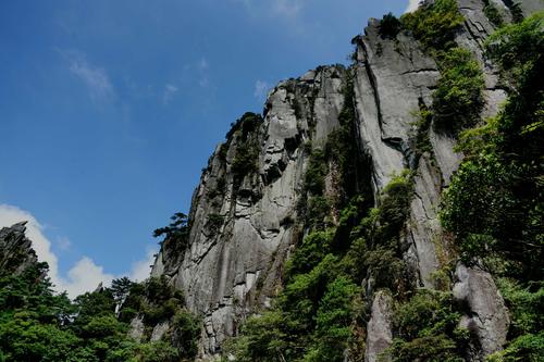 南岭山脉,山脉名,分布于江西,湖南,广东和广西的边境,东西绵延1000多