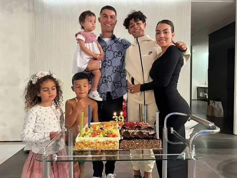 这泼天的富贵终于轮到了c罗开心赴沙特庆祝39岁生日