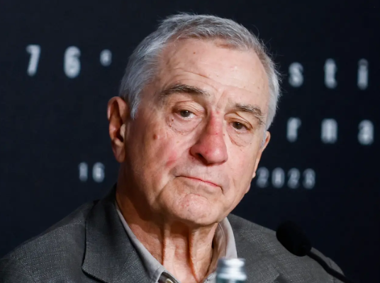 好莱坞传奇人物德尼罗晒与1岁女儿合照,小孩的华人基因超明显