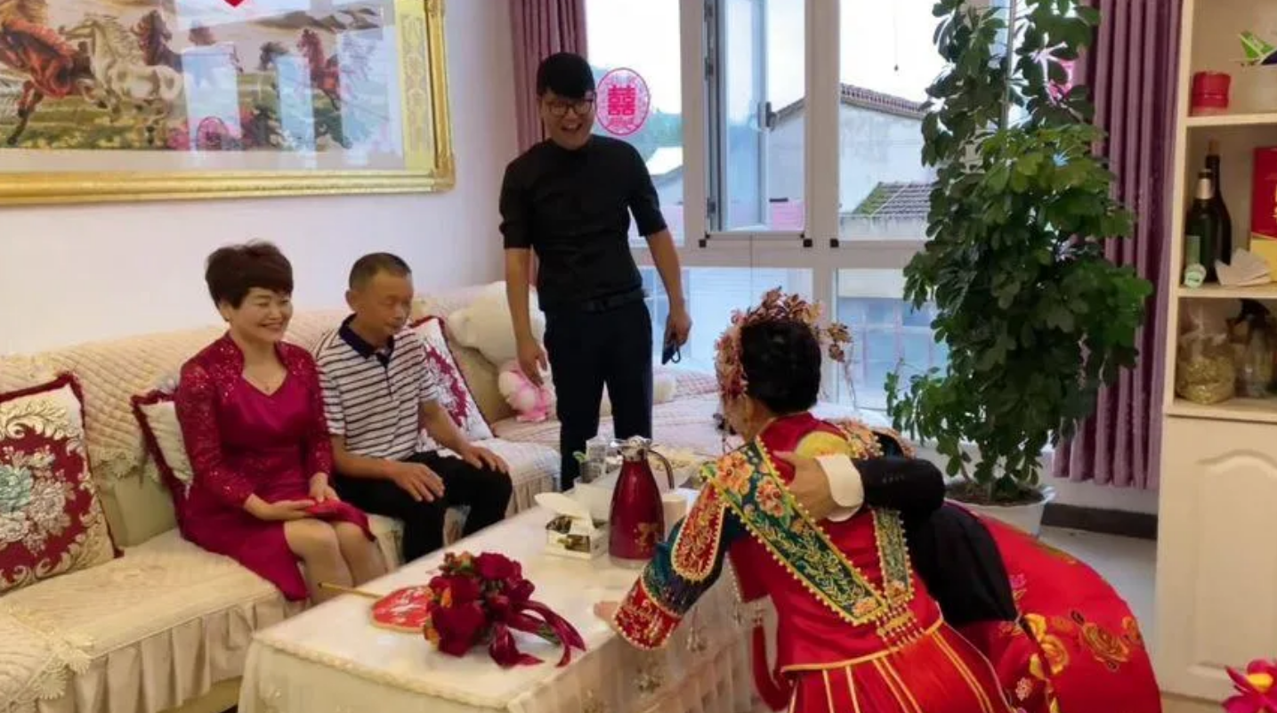 "出嫁女回娘家过年,影响兄弟财运",背后藏着对女孩的算计