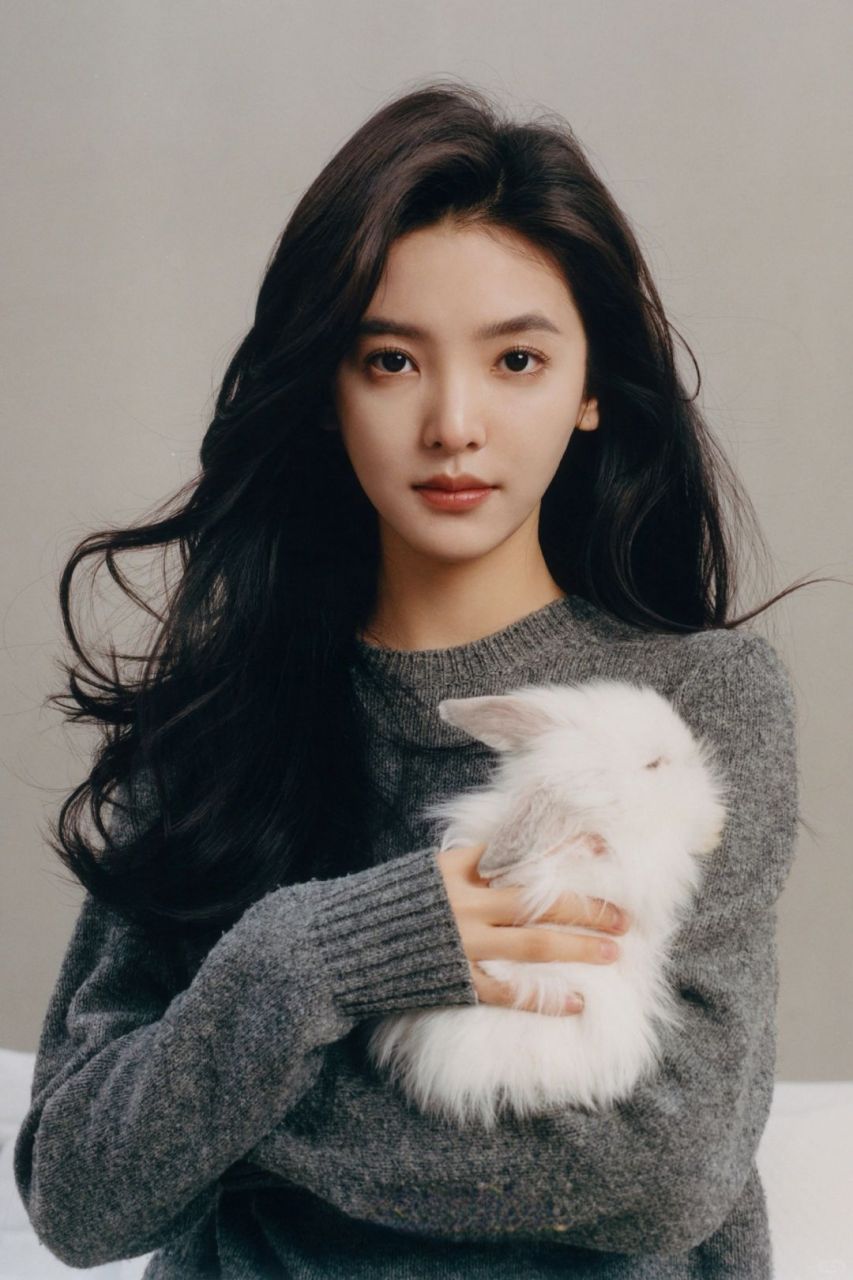 章若楠新写真分享:造型百变,与小动物互动超有爱!