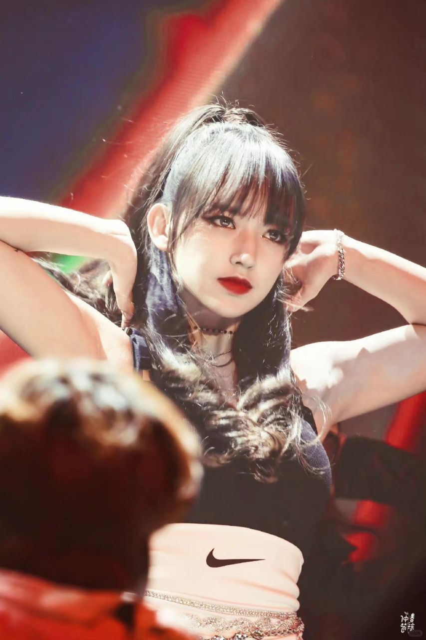 聊起2019年乐华家族演唱会,我脑海里第一个浮现的画面就是程潇那疑眄