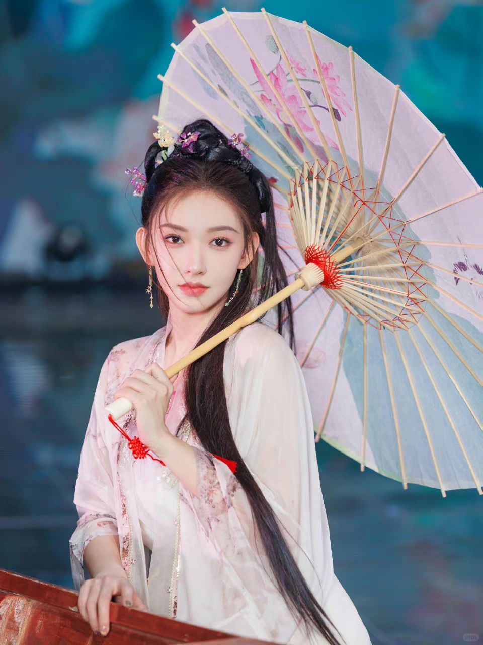 程潇古装造型引热议,神仙颜值惊艳四座  程潇的古装造型在网络上掀起