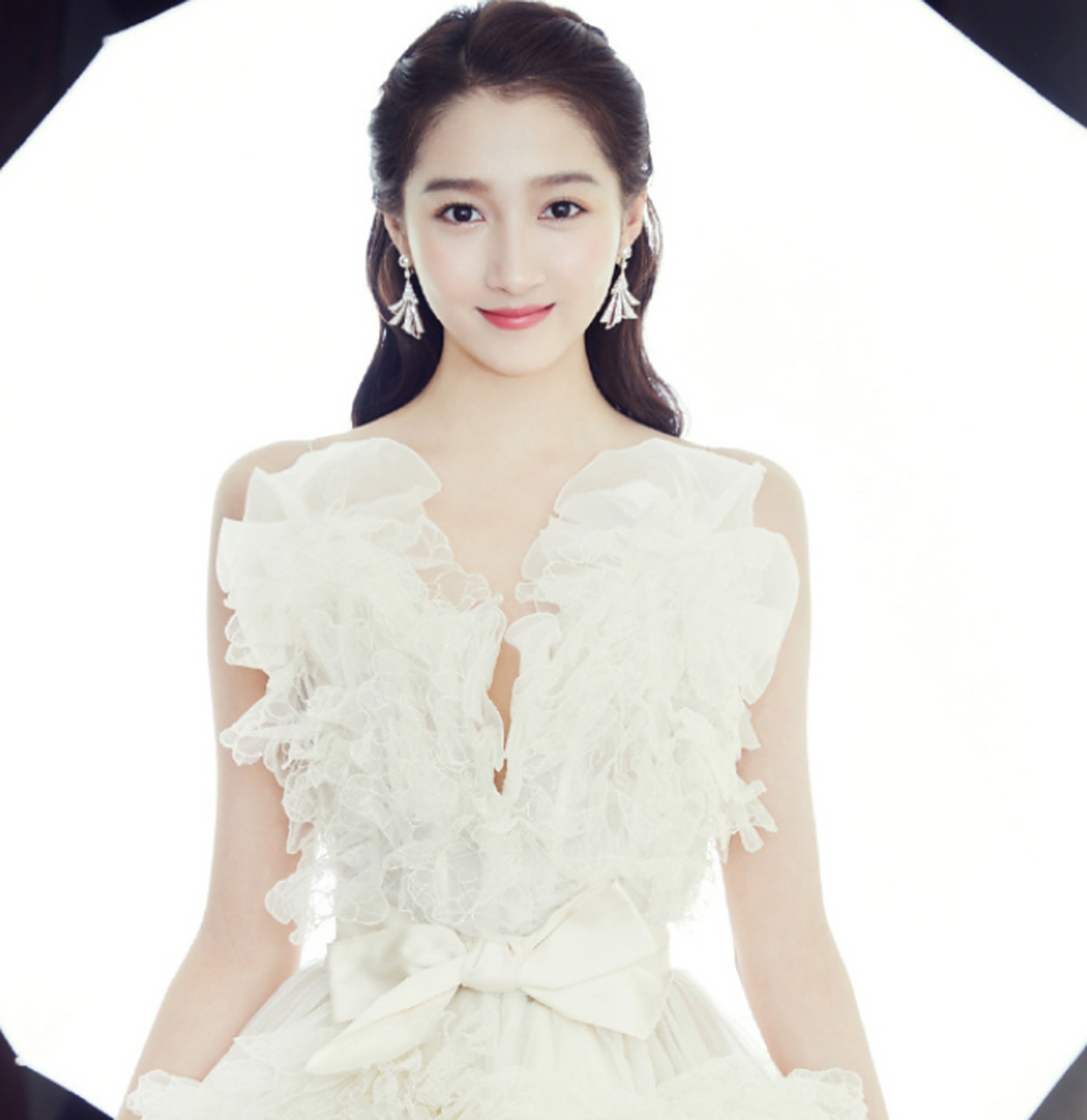 关晓彤的白色礼服照