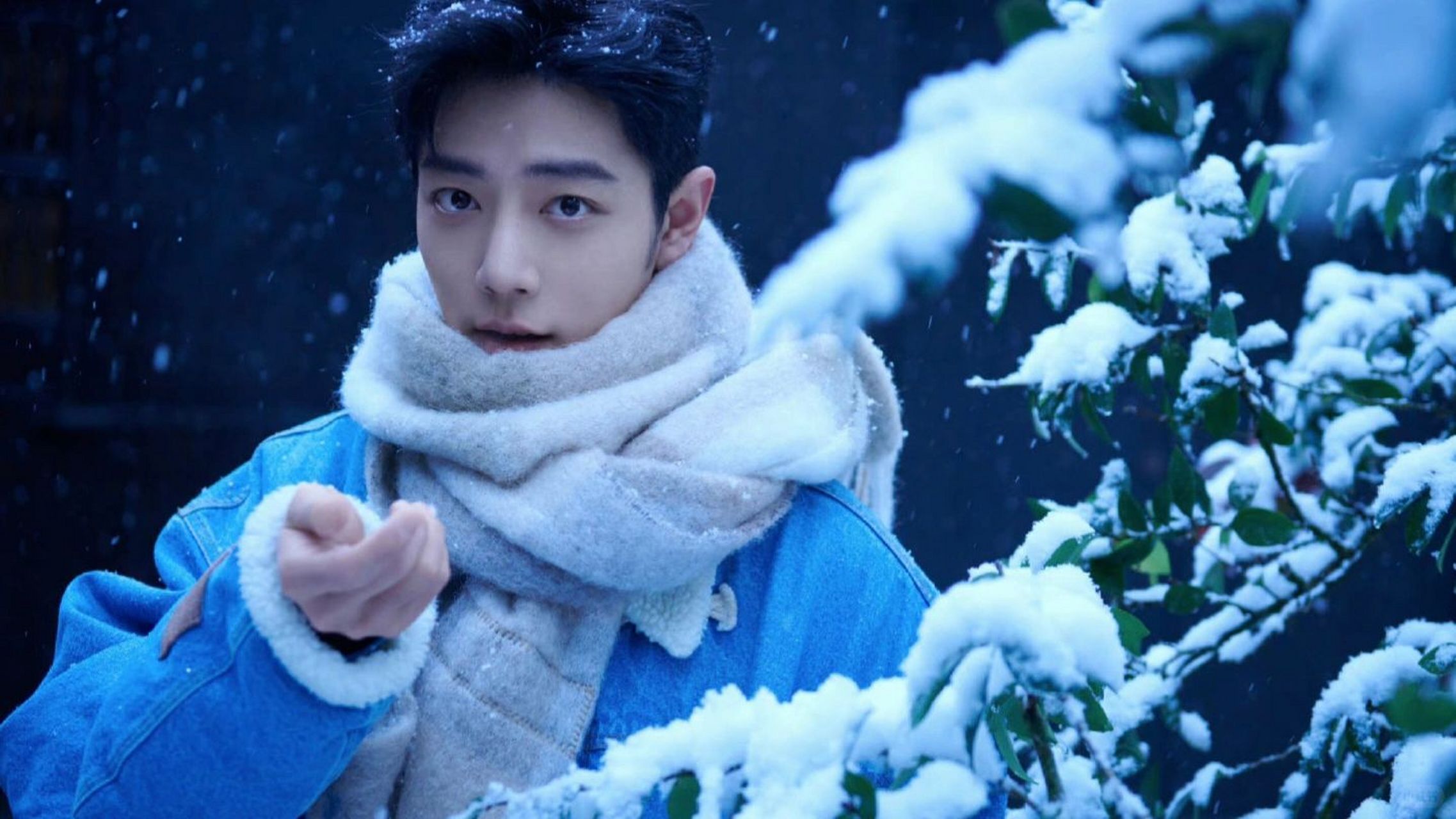 肖战暗黑风gq封面预告惊艳来袭,神秘魅力撩人心扉!