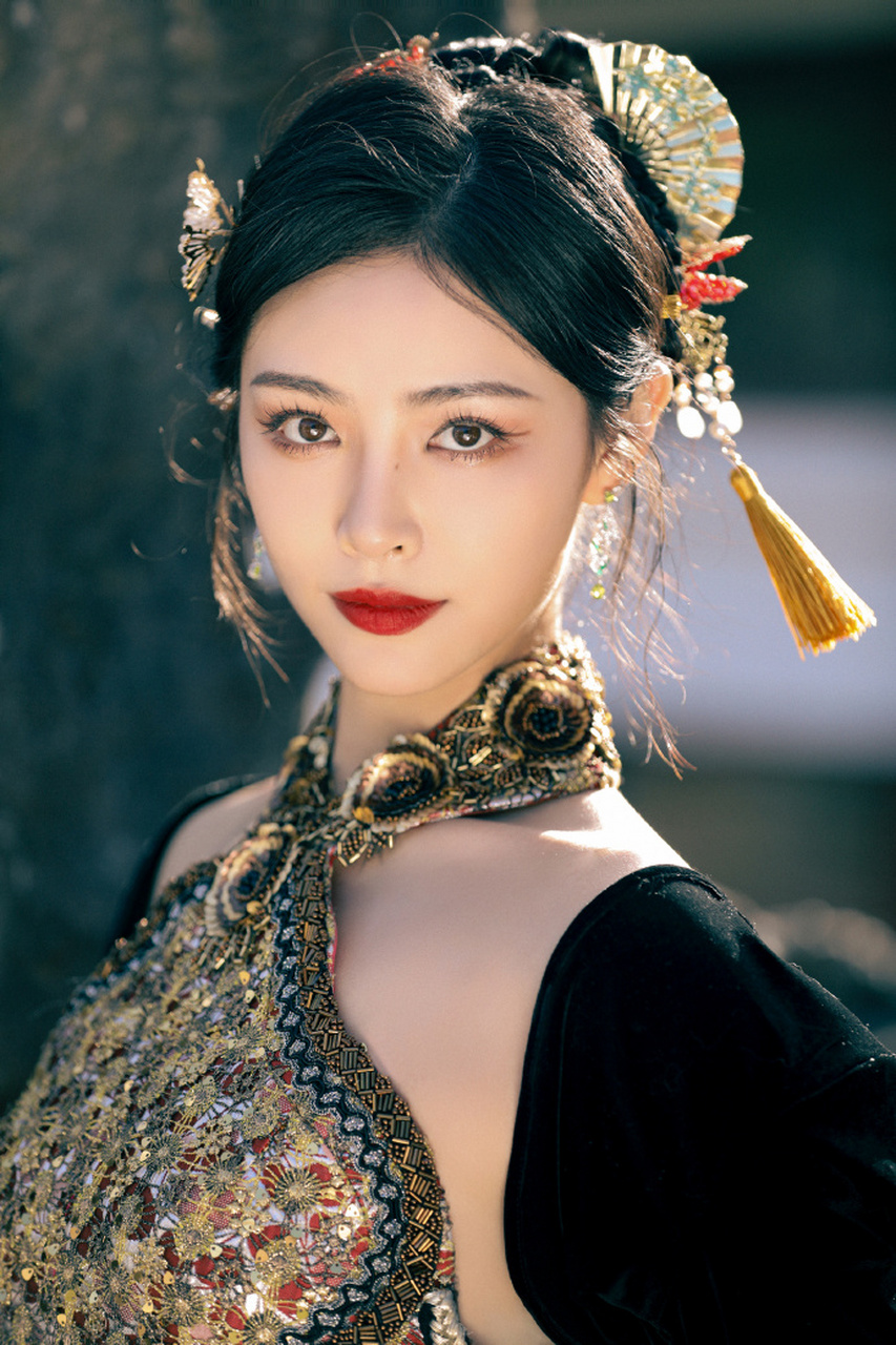 许佳琪# 新中式. 好漂亮的美女!养眼诶. 这套图的kiki华贵满分.