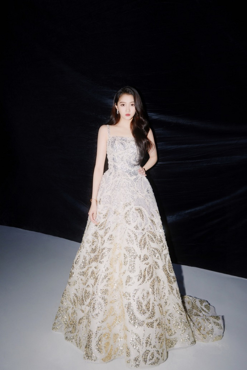 精致五官显女王气质#关晓彤# #刘涛刘诗诗李沁关晓彤同台# #央视拍的