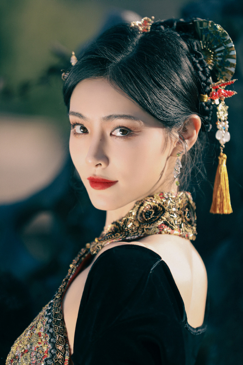 许佳琪# 新中式. 好漂亮的美女!养眼诶. 这套图的kiki华贵满分.