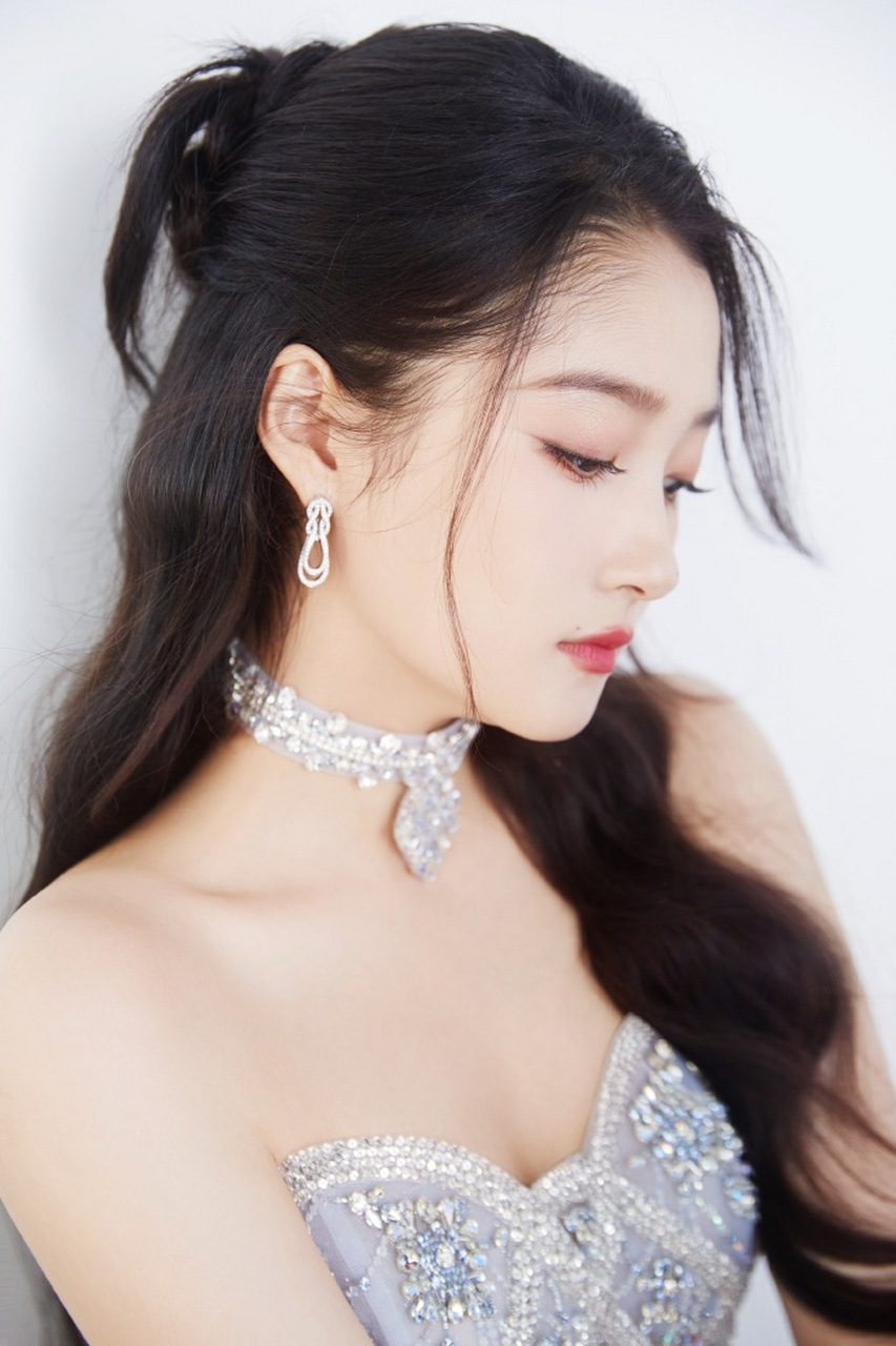 精致五官显女王气质#关晓彤# #刘涛刘诗诗李沁关晓彤同台# #央视拍的