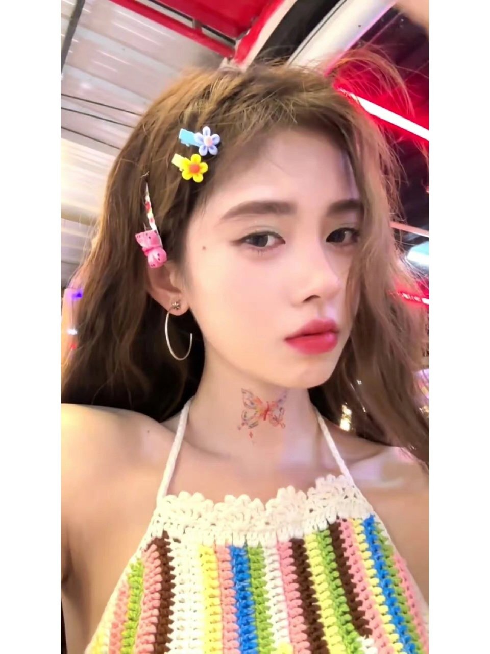 鞠婧祎祝绪丹穿同款蝴蝶纹身贴好看  我在社交媒体上看到了鞠婧祎和