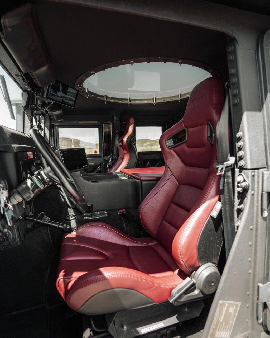 悍马h1:力量与荣耀的象征  在汽车世界里,总有一些