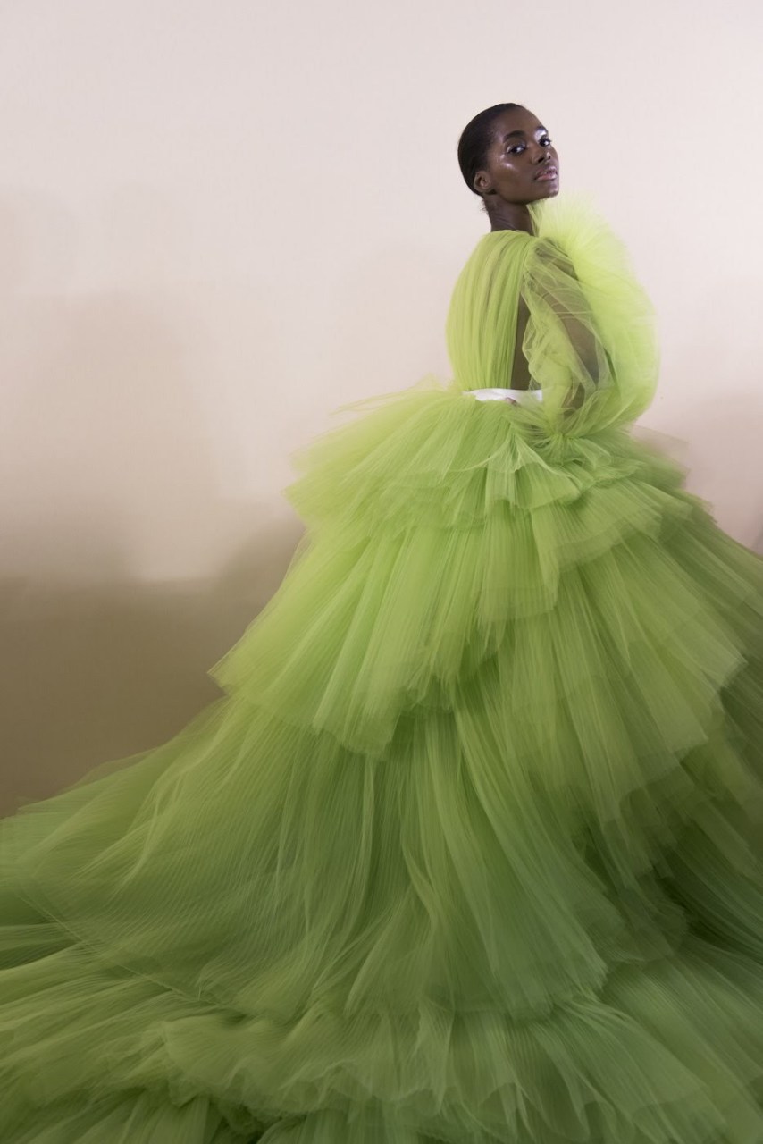 时尚# 穗牌 giambattista valli 2018春夏高定闭秀礼服,青绿色大扇构